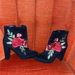Size 9 women’s floral boots